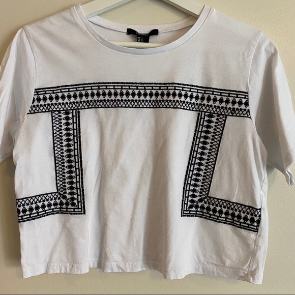 💥3/$25💥 F21 Crop T-shirtTop w/Black Embroidery - Picture 6 of 7